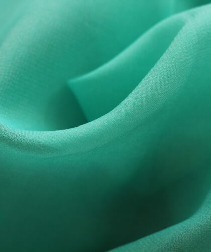 Fragment zielonej tkaniny z poliestru