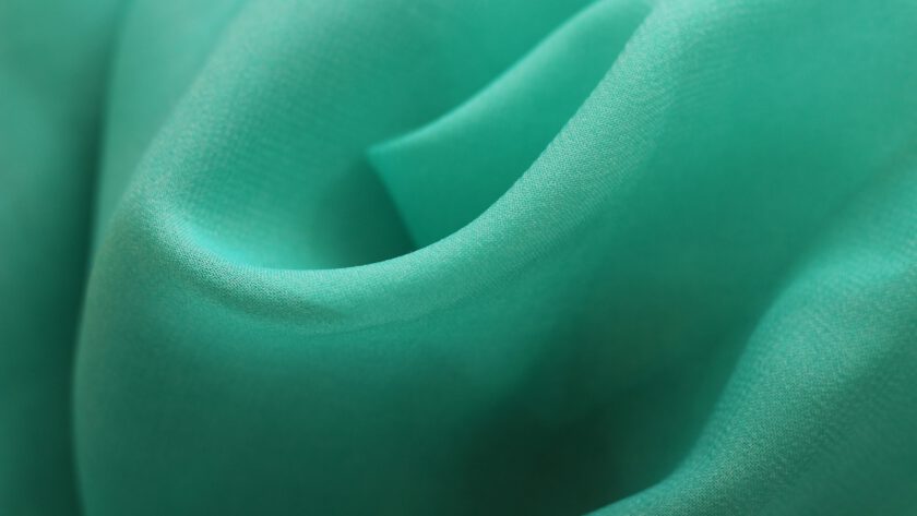 Fragment zielonej tkaniny z poliestru