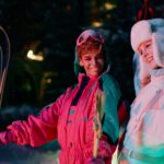 Para ubrana w kolorowe stroje narciarskie w stylu lat osiemdziesiątych