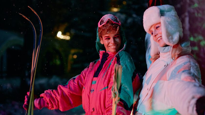 Para ubrana w kolorowe stroje narciarskie w stylu lat osiemdziesiątych